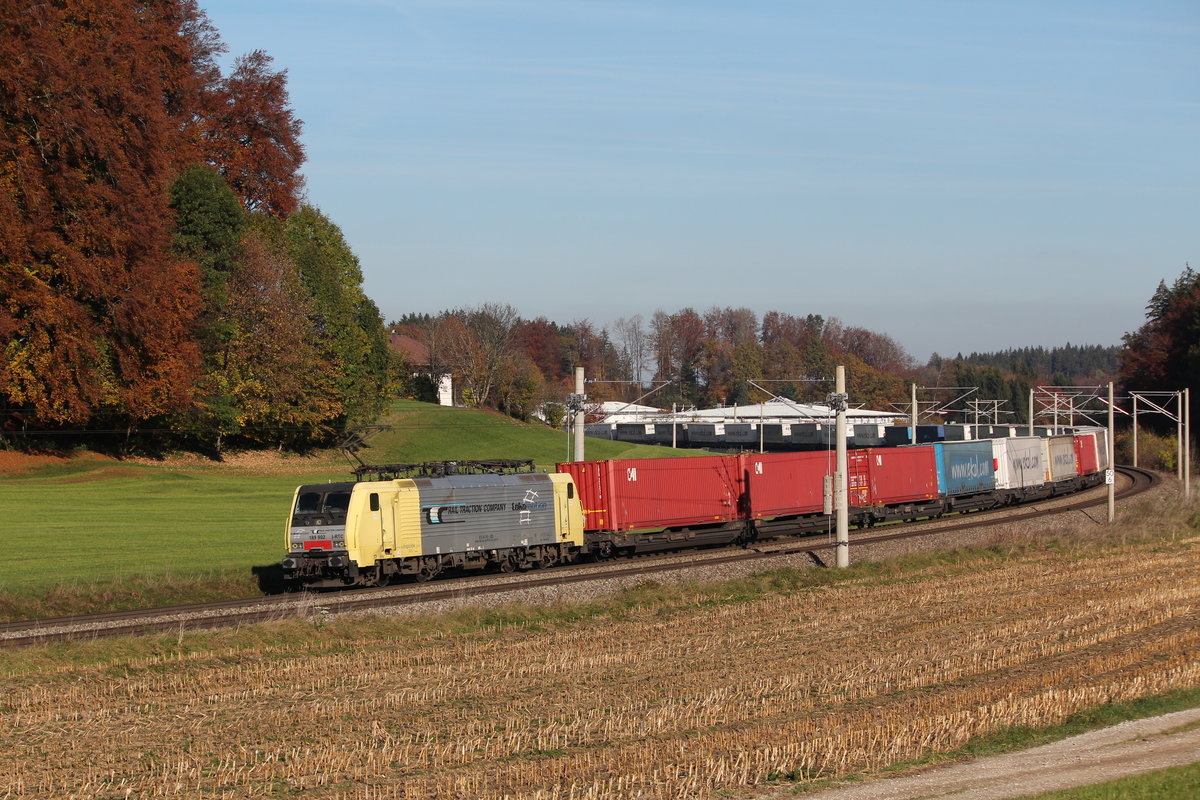 189 902 war mit einem Containerzug am 31. Oktober 2016 bei Traunstein in Richtung M�nchen unterwegs.