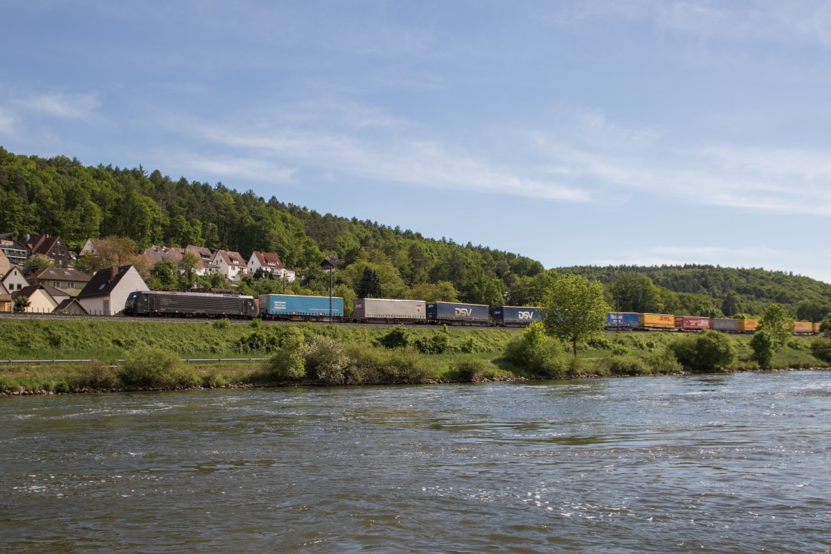 189 935 am 15. Mai 2015 von W�rzburg kommend bei Wernfeld am Main.