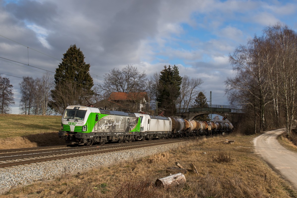193 204 und 193 240 mit einem Kesselwagenzug aus Salzburg kommend am 6. Januar 2016 bei �bersee am Chiemsee.