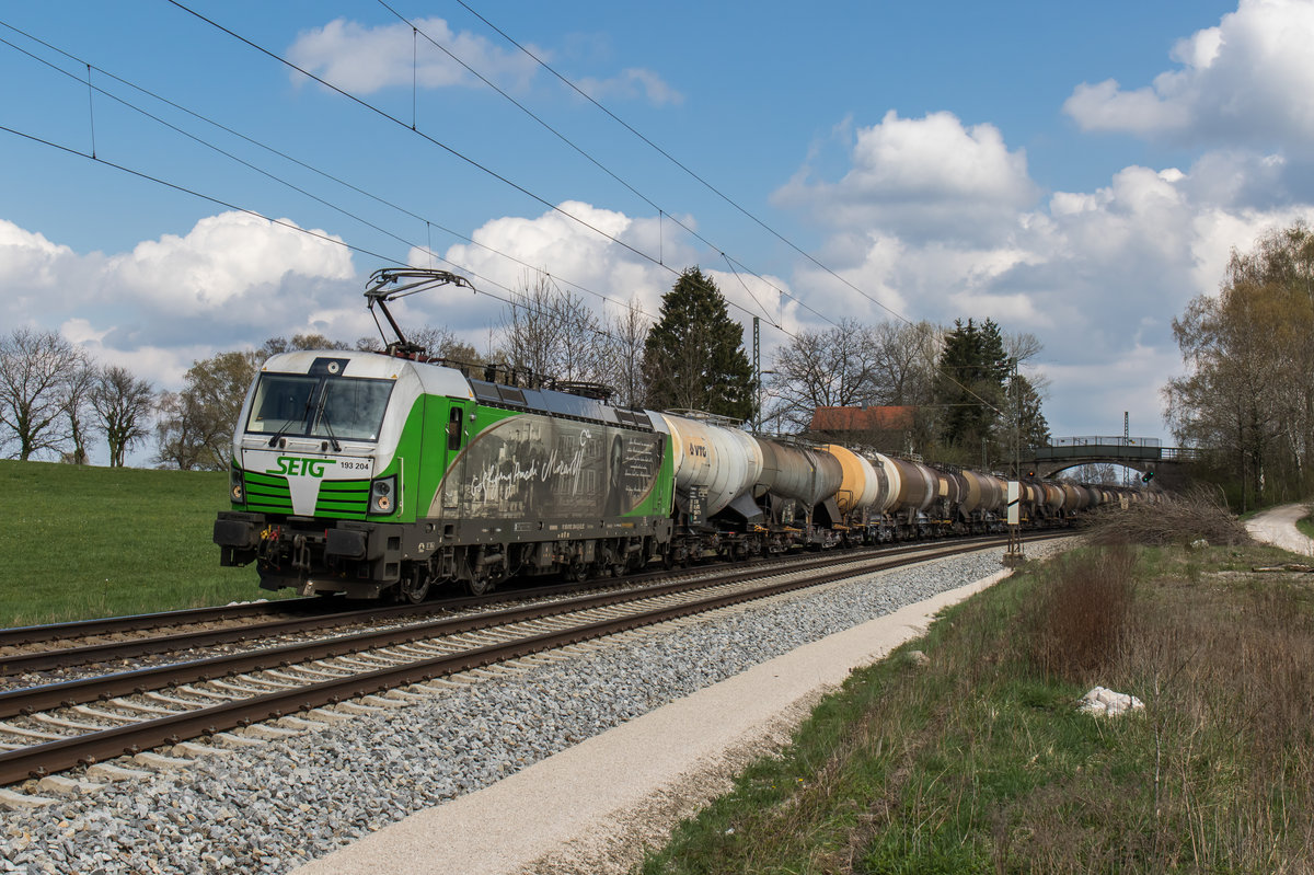 193 204 mit einem Kesselwagenzug am 10. April 2016 bei �bersee am Chiemsee.