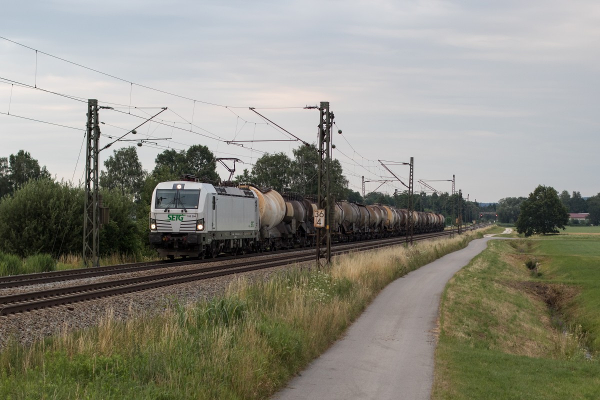 193 204 mit einem Kesselzug am 9. Juli 2015 bei �bersee.