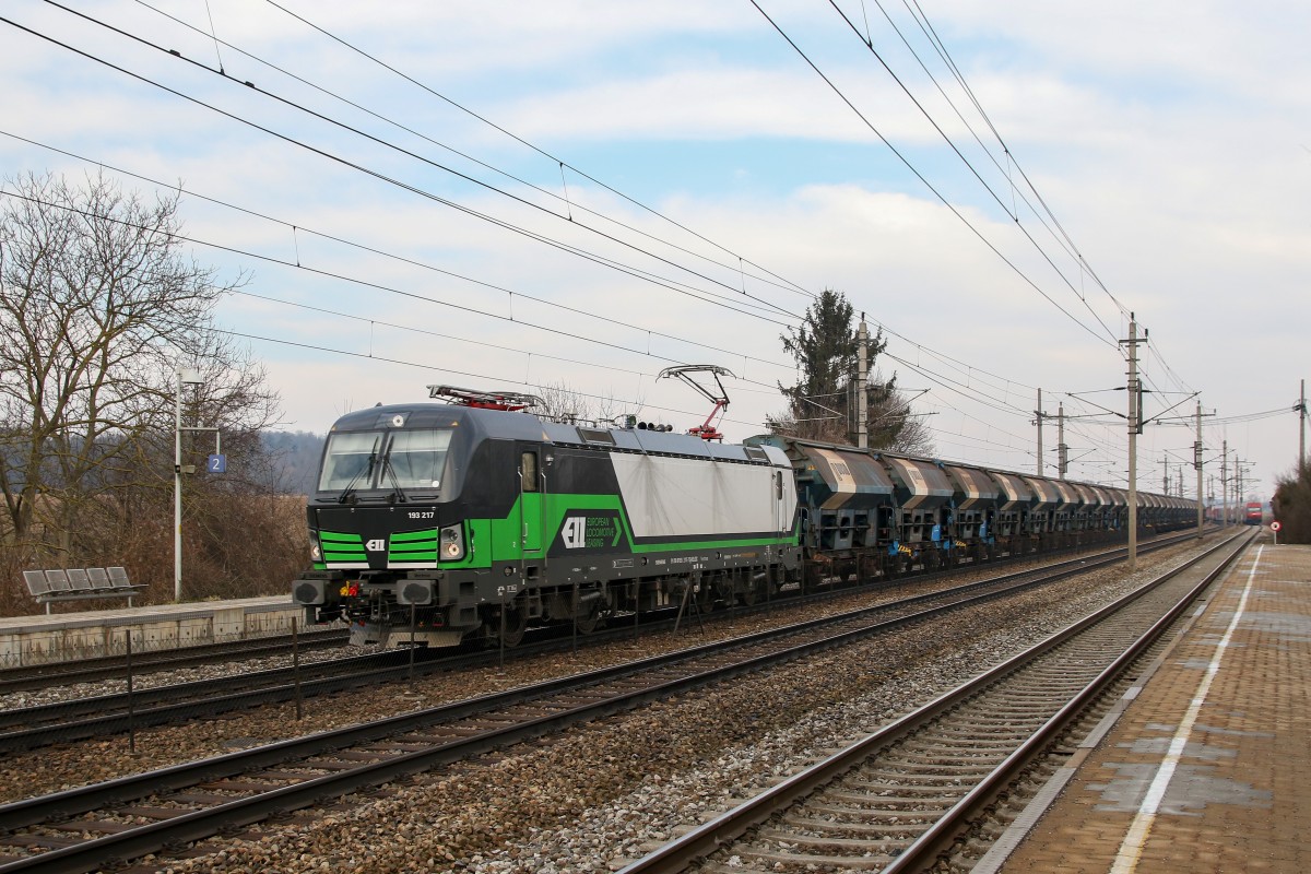 193 217 mit einem Sch�ttgutwagenzug am 21. Februar 2015 bei B�heimkirchen.