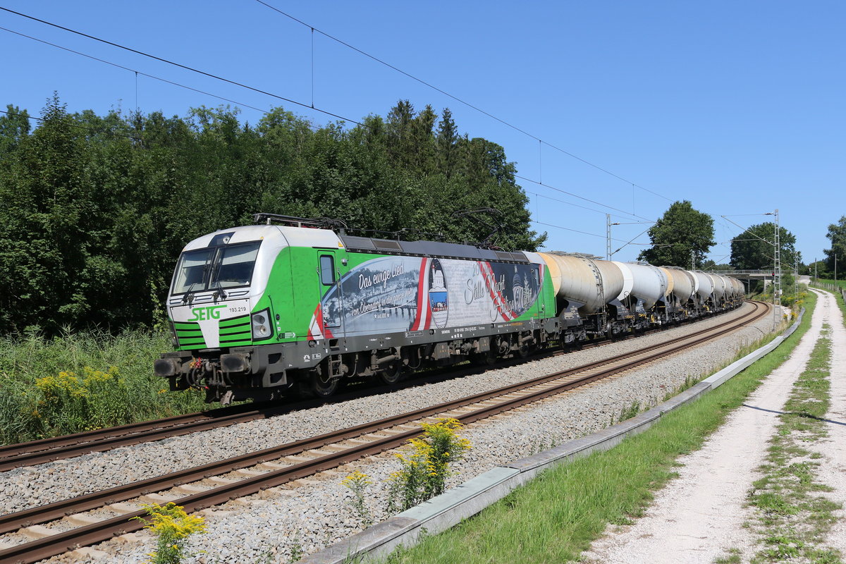 193 219  Stille Nacht  mit einem Kesselwagenzug am 18. August 2019 bei Grabenst�tt.