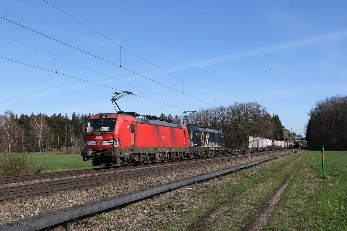 193 331 der  500. Vectron  und 193 xxx von  Mercitalia  waren mit einem 2KLV  am 20. M�rz 2024 bei Brannenburg im Inntal in Richtung Kufstein unterwegs.