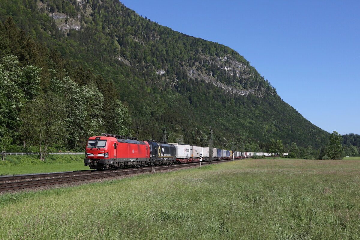 193 345 und 193 702 mit einem  KLV  aus M�nchen kommend am 14. Mai 20224 bei Niederaudorf im Inntal.