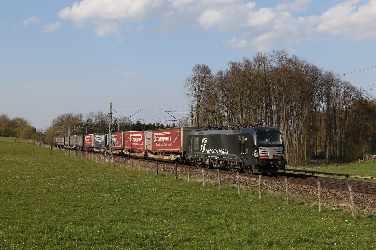 193 705 von  Mercitalia  mit einem  KLV  aus M�nchen kommend am 21.April 2021 bei Vogl.