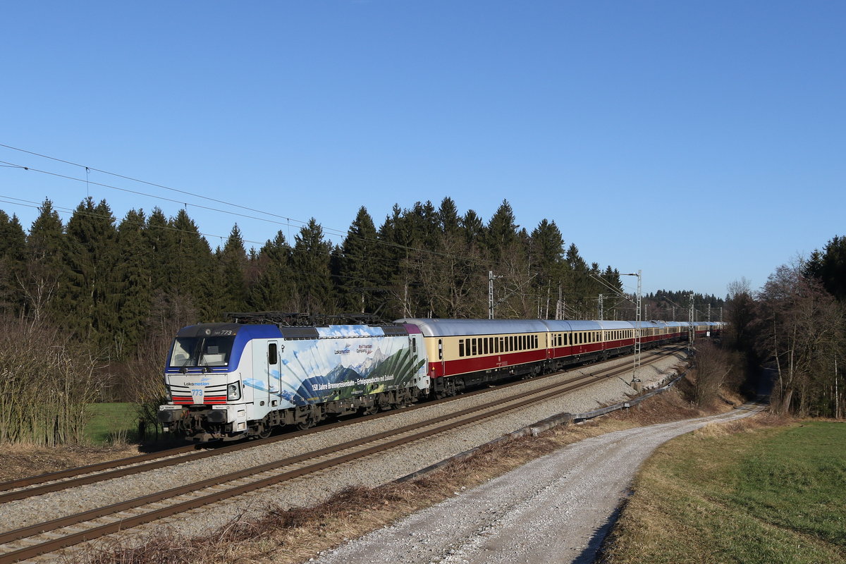 193 773  150 Jahre Brennerbahn  war am 2. Januar 2020 bei Grabenst�tt im Chiemgau mit dem  AKE-Rheingold  auf der R�ckfahrt vom W�rthersee nach Dortmund.
