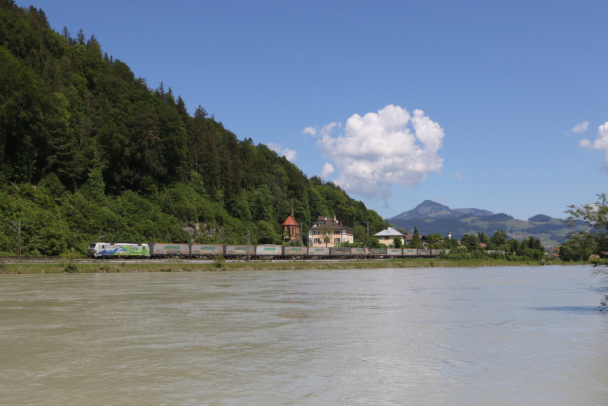 193 774 mit dem  Ambrogio-KLV  aus M�nchen kommend am 14. Mai 2024 bei Kiefersfelden am Inn.