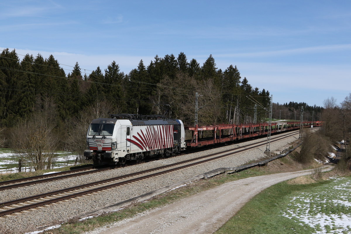 193 774 war mit einem leeren Autozug unterwegs in Richtung M�nchen. Aufgenommen am 9. April 2021 bei Grabenst�tt im Chiemgau.