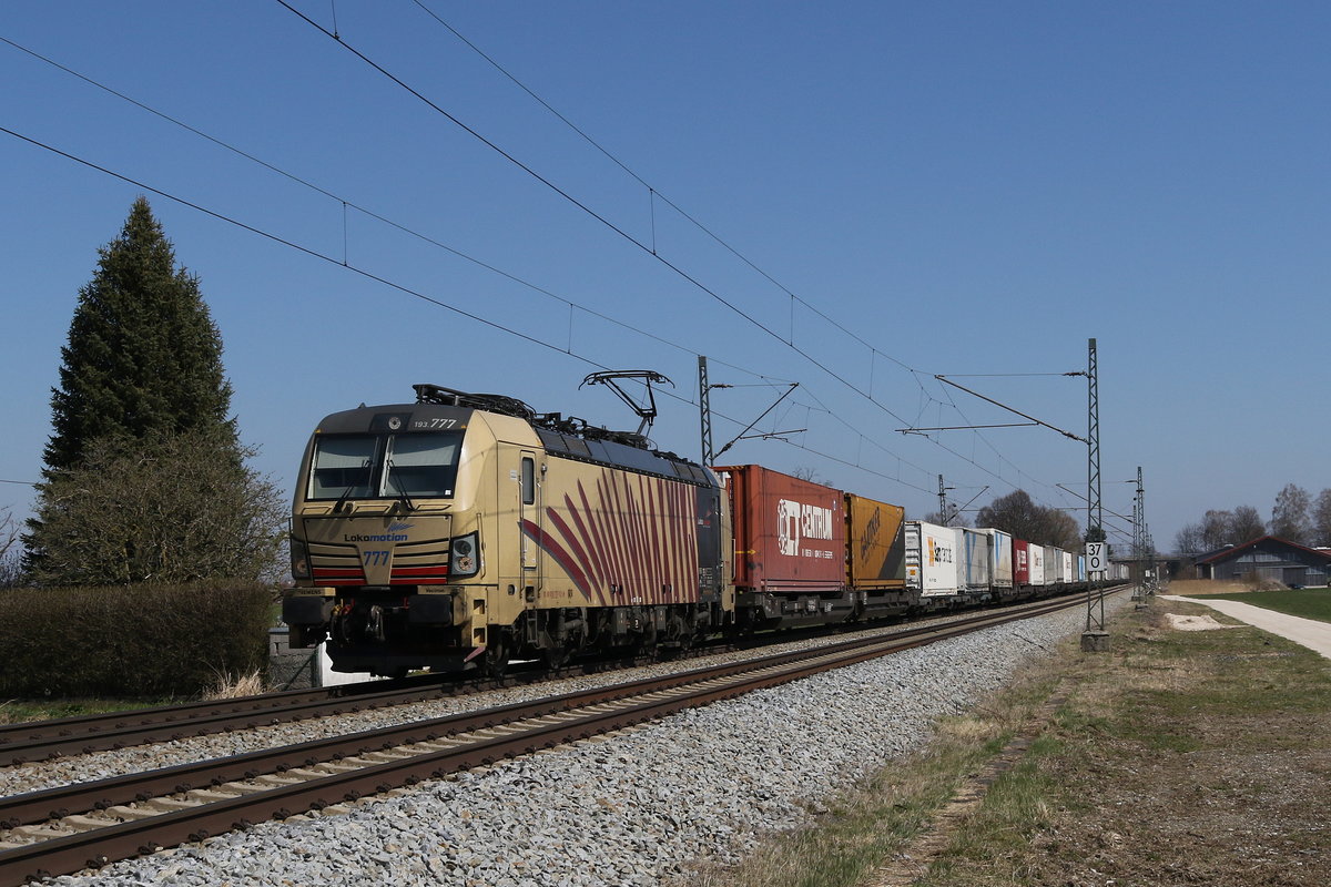 193 777 mit einem  KLV  aus Salzburg kommend am 1. April 2020 bei �bersee am Chiemsee.