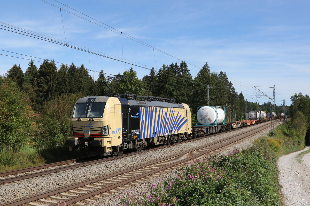 193 777 mit einem schwach beladenem Containerzug aus Freilassing kommend am 13. September 2022 bei Grabenst�tt.
