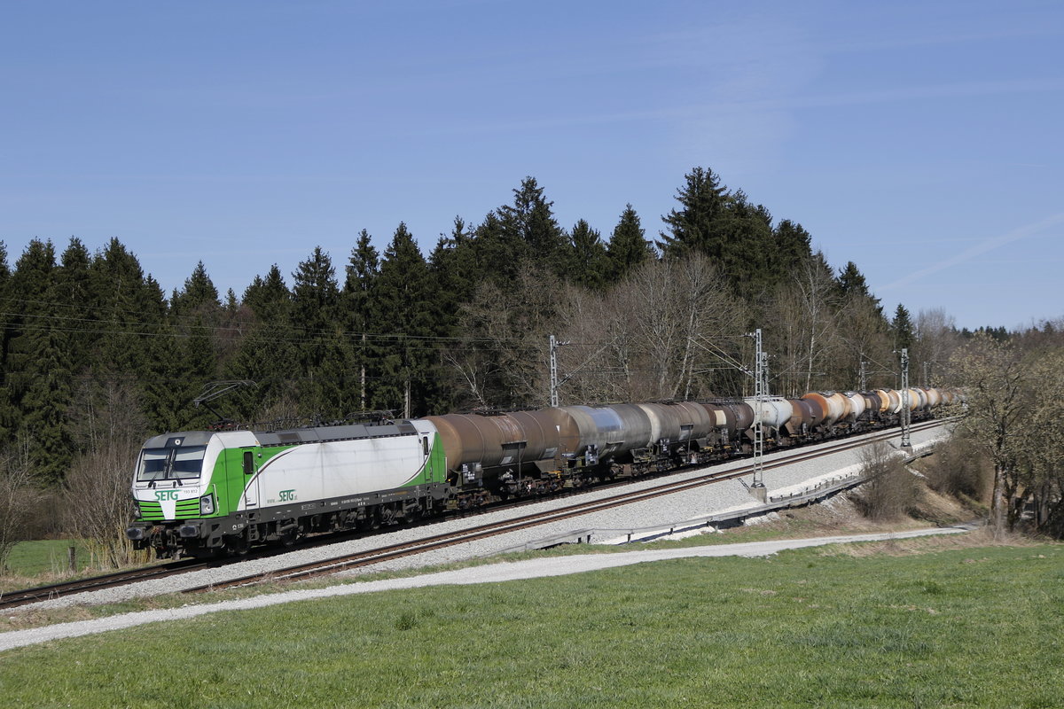 193 812 war am 26. M�rz 2017 mit einem Kesselwagenzug bei Grabenst�tt in Richtung M�nchen unterwegs.