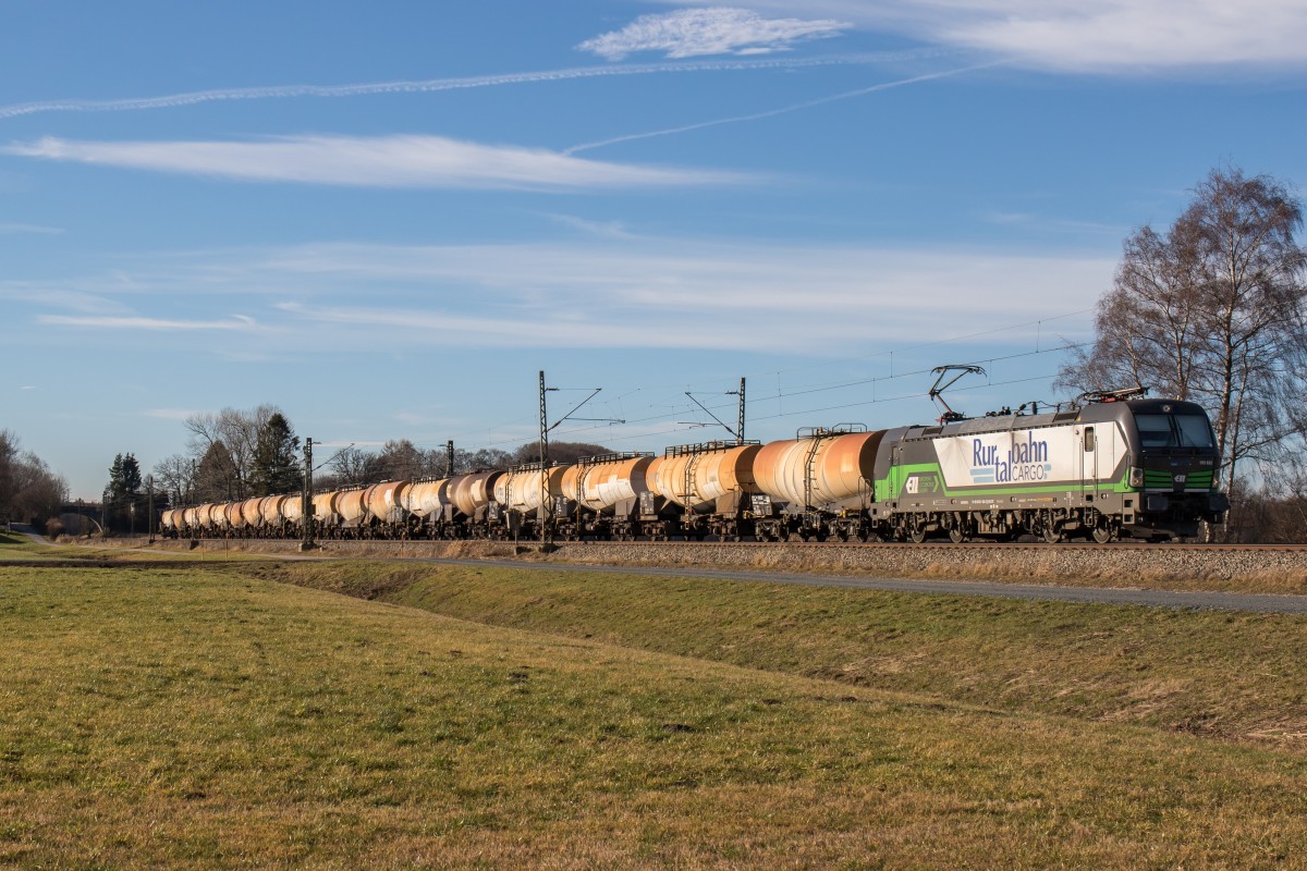 193 832-3 war am 22. Dezember 2015 mit einem Knick-Kesselwagenzug bei �bersee in Richtung Salzburg unterwegs.