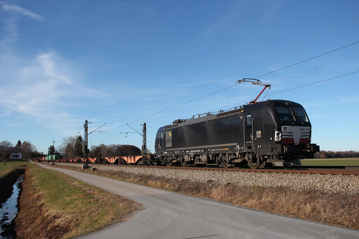 193 877-8 mit einem m��ig beladenem Containerzug am 10. Dezember 2016 bei �bersee am Chiemsee.