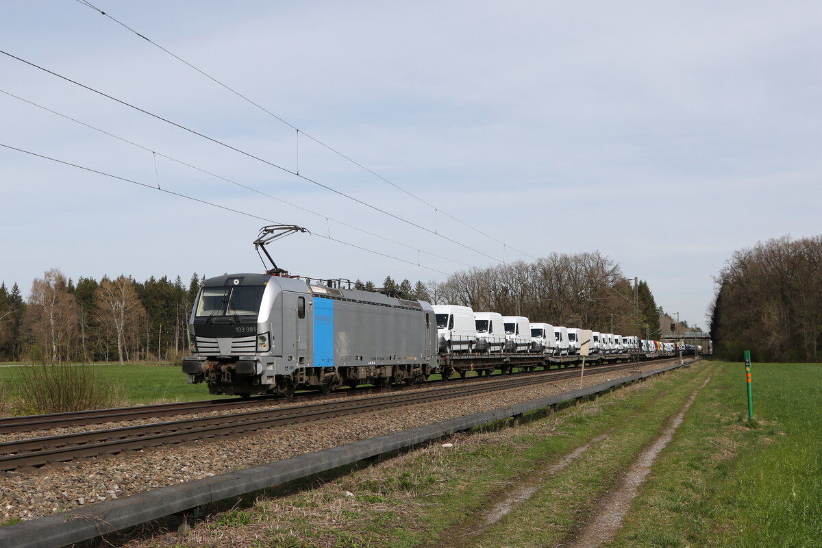 193 991 mit Kleintransportern am 26. M�rz 2024 bei Brannenburg auf dem Weg nach Kufstein.