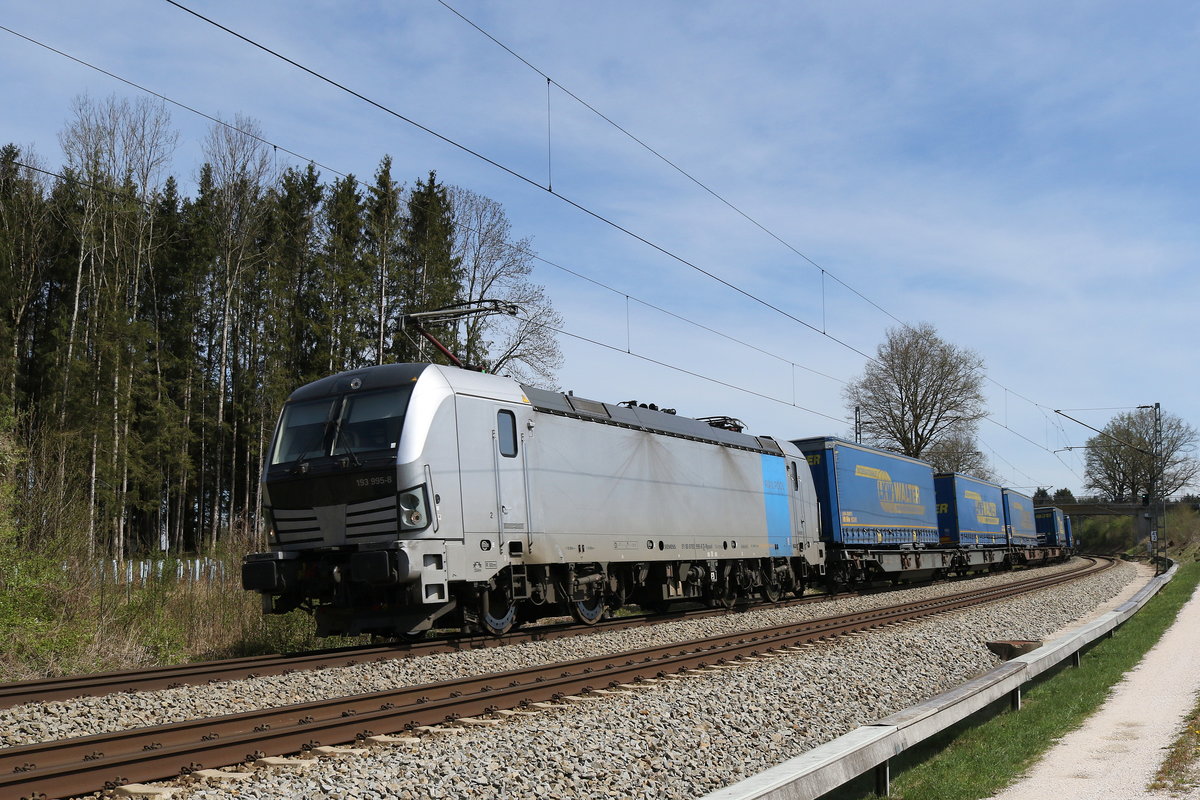 193 995 war am 15. April 2020 mit dem  Walter-Zug  bei Grabenst�tt in Richtung M�nchen unterwegs.