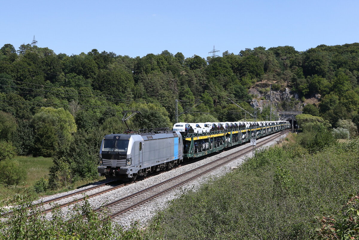 193 997 mit einem Autozug kurz nach dem  Esslingerbergtunnel  bei Sollnhofen im Altm�hltal.