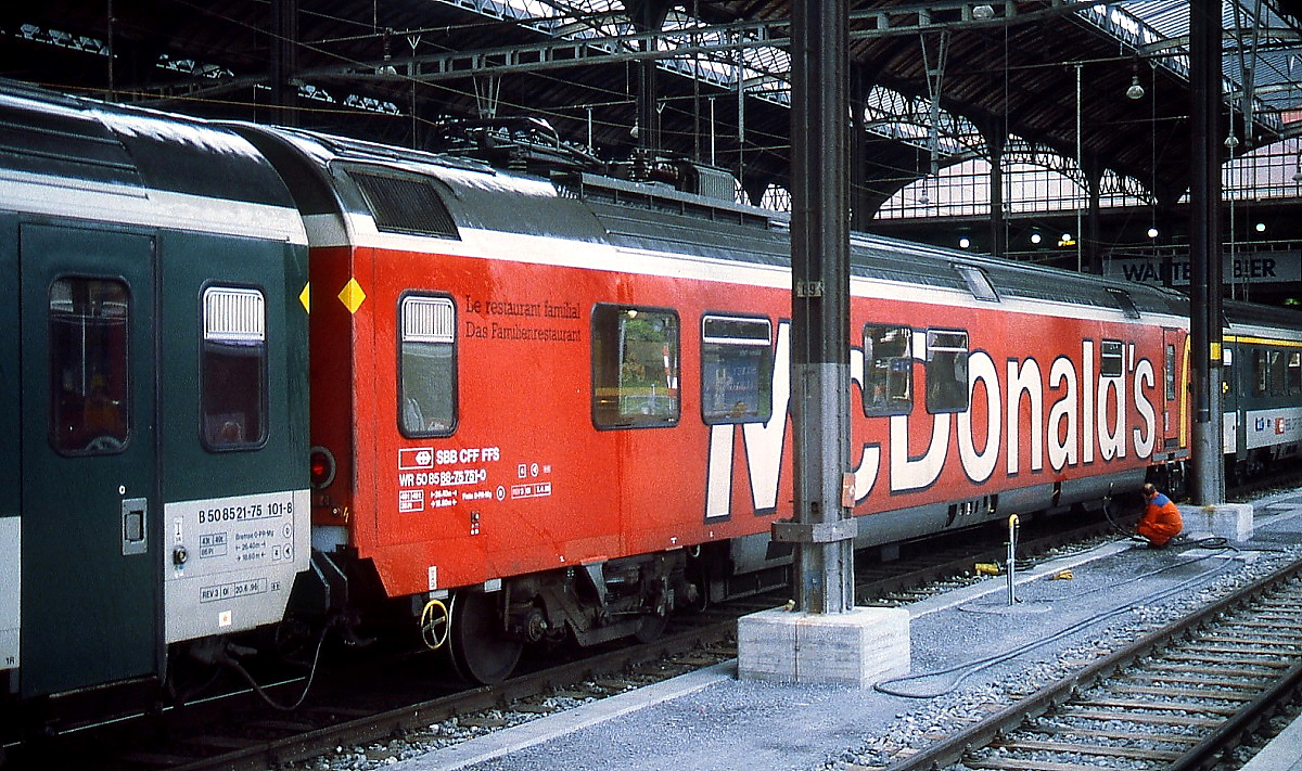 1992 stellte die SBB zwei McDonalds-Speisewagen in Dienst, hier im M�rz 1993 in Basel SBB. Die  Familienrestaurants  kamen beim reisenden Publikum aber nicht so an und wurden sp�ter zu Coop-Rail-Wagen umgebaut.