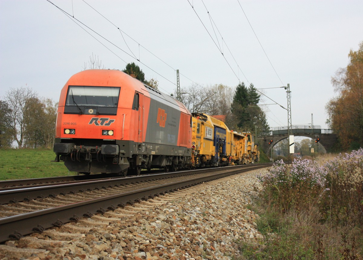 2016 905-9 von  RTS  mit einem Bauzug am 1. November 2013 bei �bersee am Chiemsee.