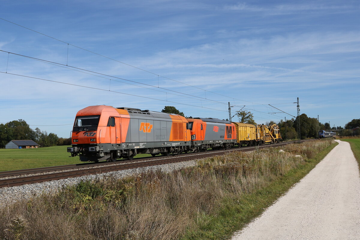 2016 907 & 1247 903 von  RTS  waren am 20. Oktober 2021 mit einem Bauzug bei �bersee am Chiemsee in Richtung Rosenheim unterwegs.