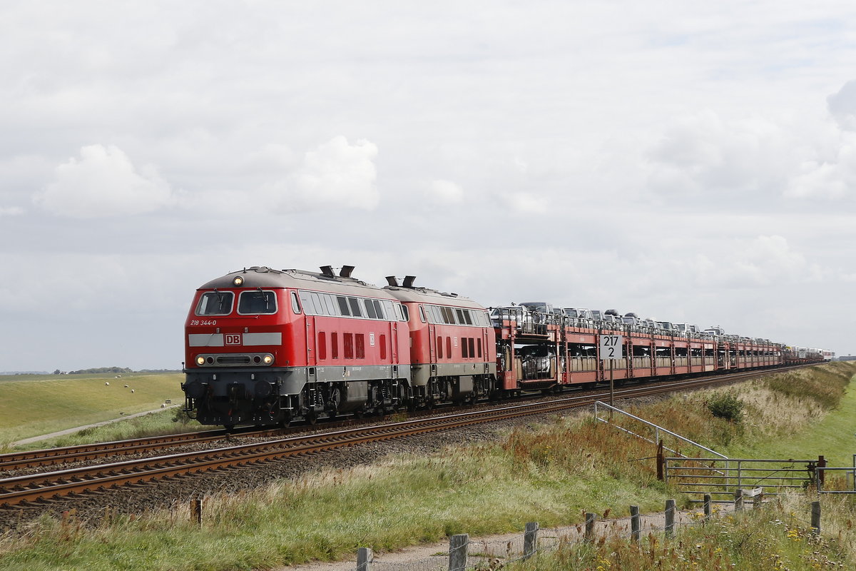 218 344 und 218 xxx mit einem  Sylt-Shuttle  unterwegs in Richtung Sylt. Aufgenommen am 13. August 2017 am Beginn des Hindenburgdamms bei Klanxb�ll.