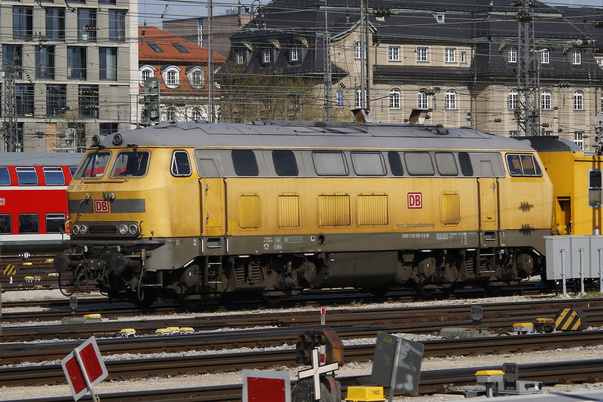 218 392 von  DB Netz Instandhaltung  am 31. M�rz 2019 im Aussenbereich  des M�nchner Hauptbahnhofes 