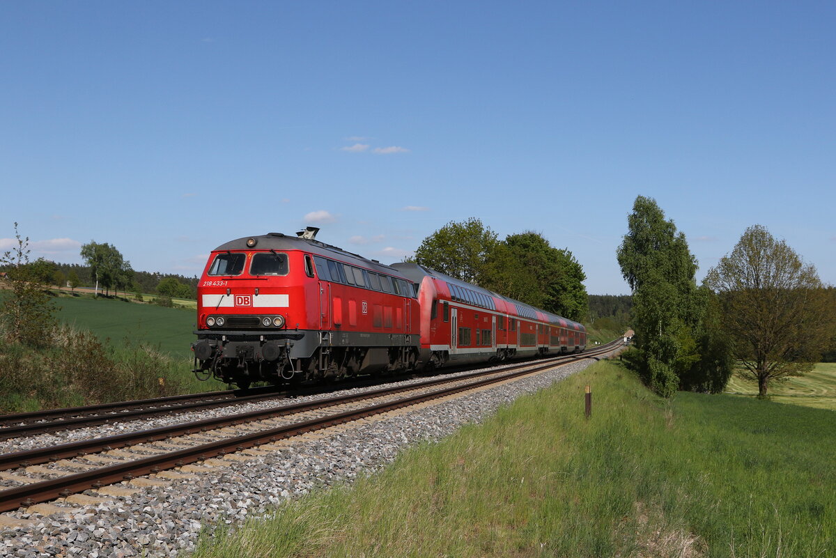 218 433 war am 12. Mai 2025 bei Naabdemenreuth in Richtung Hof unterwegs.