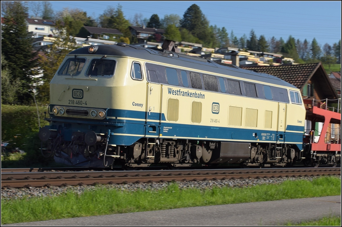 218 460-4  Conny  zieht den Autozug auf dem Umweg �ber die Hochrheinbahn. Beuggen, April 2019.