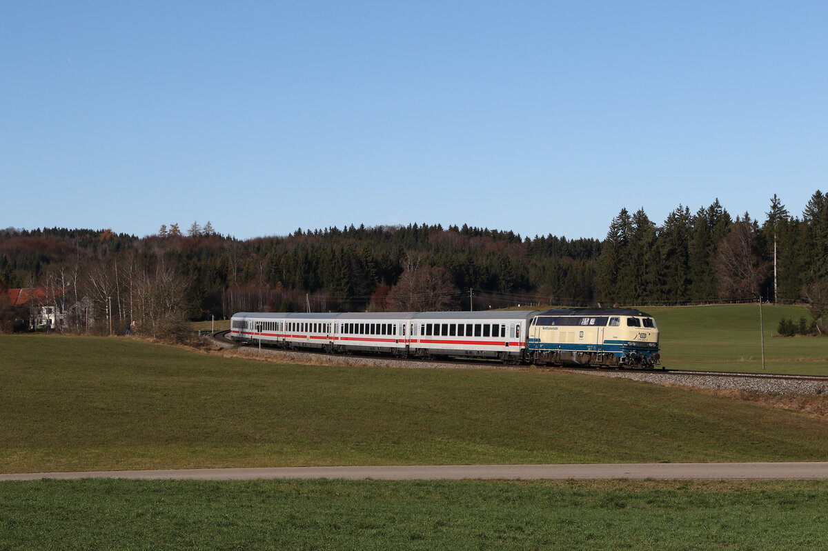 218 460  Conny  von der  Westfrankenbahn  war am 21. November 2021 mit dem  IC Nebelhorn  bei  Riedles  im Allg�u in Richtung Augsburg unterwegs.