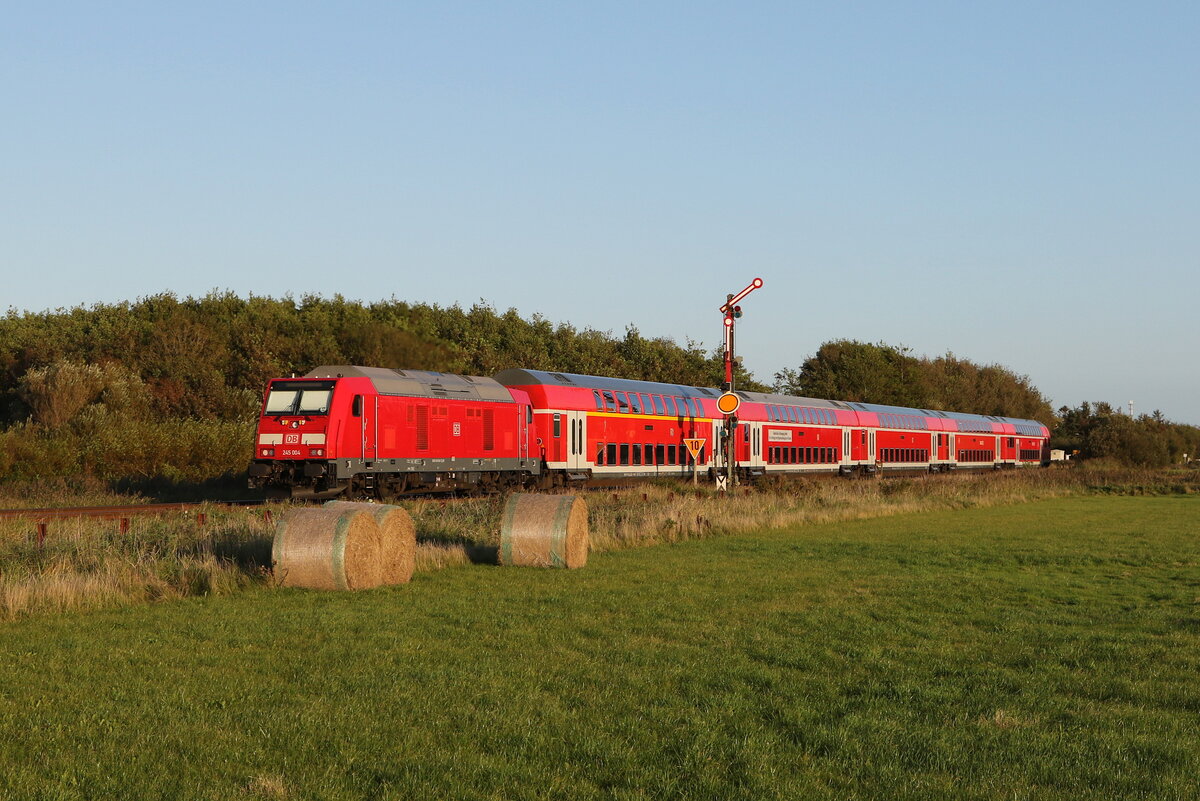 245 004 mit einem  Ersatzzug  am 13. September 2023 bei Klanxb�ll.
