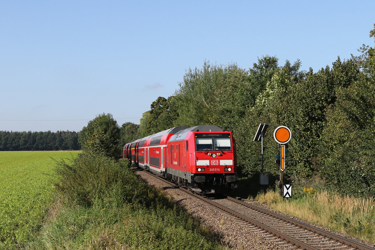 245 014 war am 3. September 2021 bei H�rlkofen in Richtung M�hldorf unterwegs.