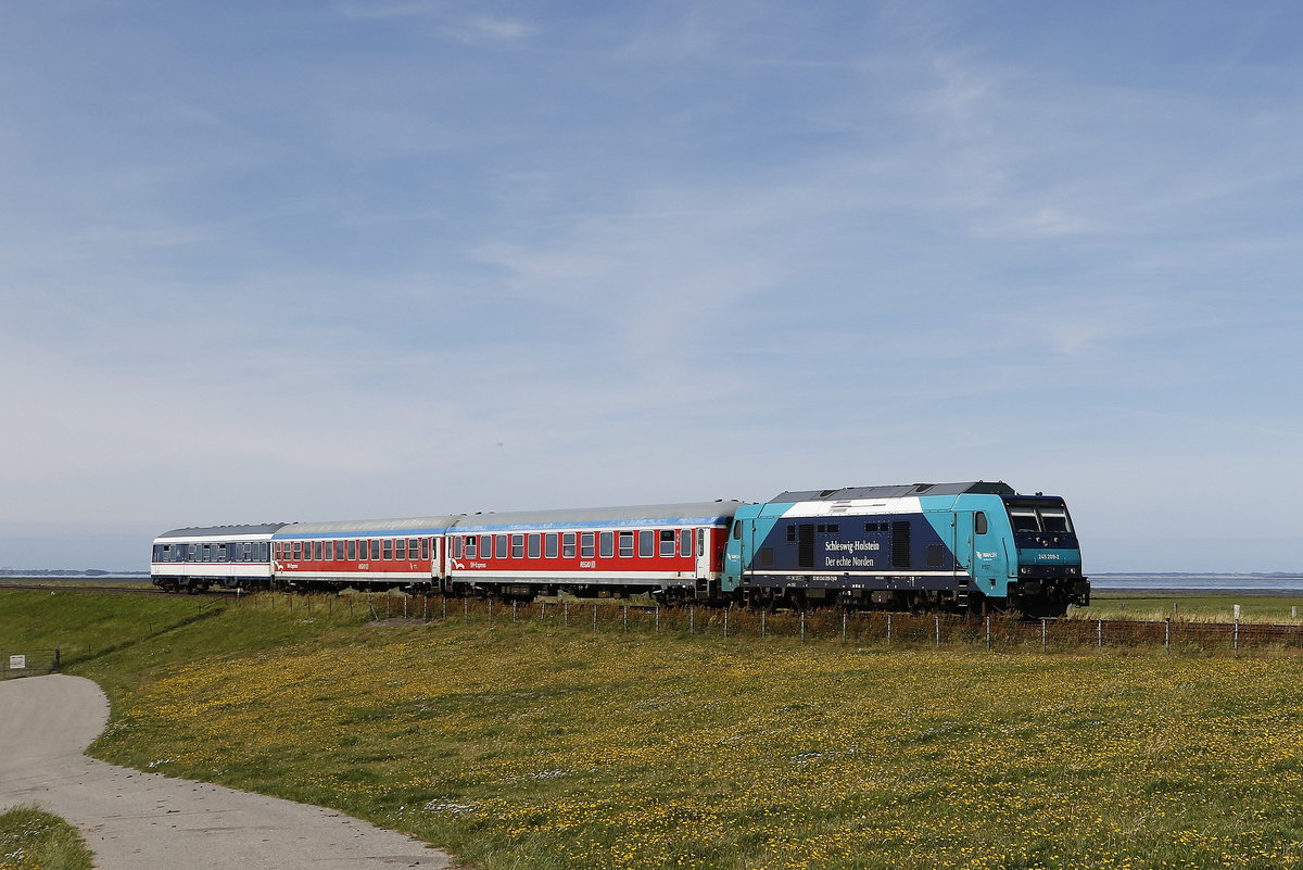 245 209 mit einem kurzen Regionalzug aus Sylt kommend am 14. August 2017 bei Klanxb�ll.