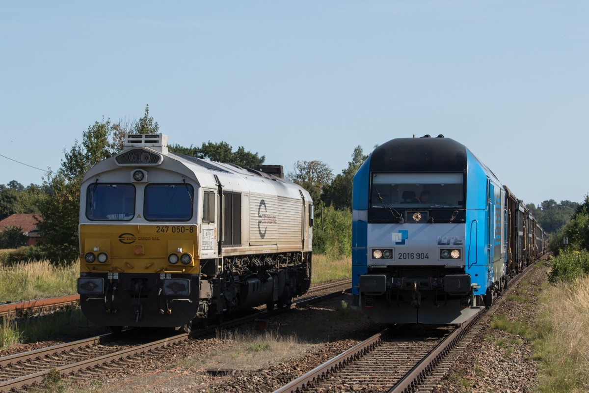 247 050-8 und 2016 904 am 26. August 2015 in T�ssling.