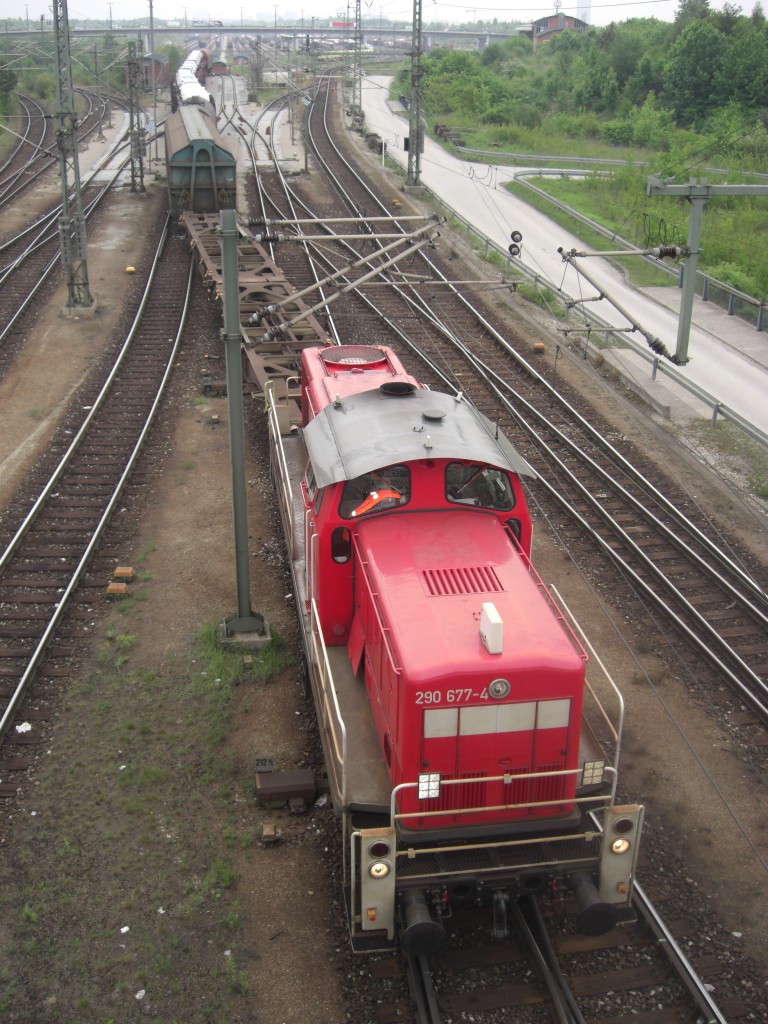 290 677-4 im Einsatz am 15. Mai 2009 im Rangierbahnhof M�nchen-Nord.