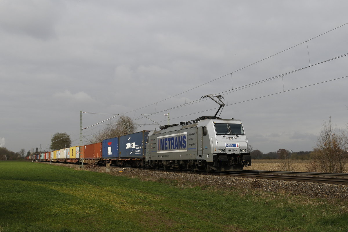 386 024 von  METRANS  mit einem Containerzug am 28. M�rz 2019 bei Bremen-Mahndorf.