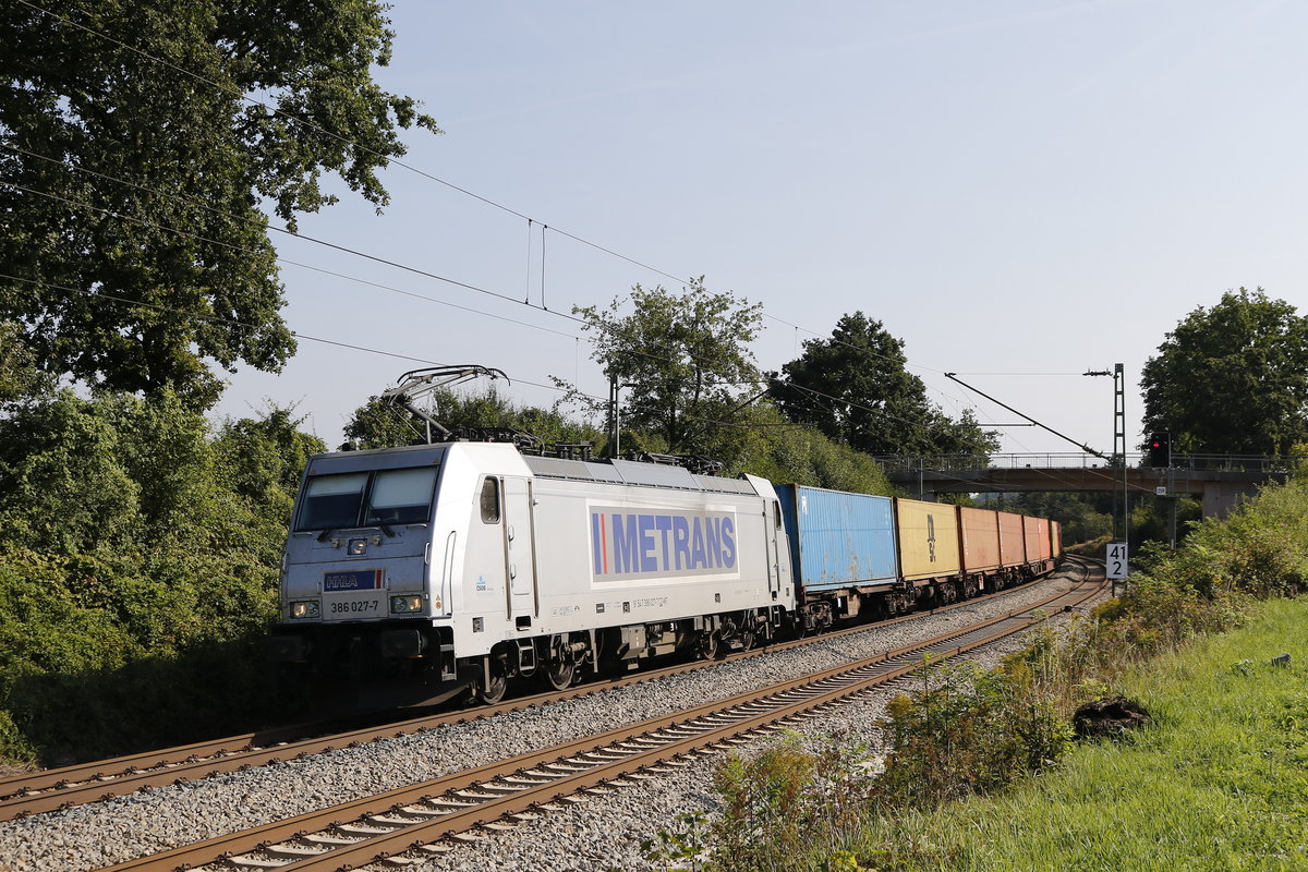 386 027 mit einem Containerzug am 5. September 2018 bei Grabenst�tt.