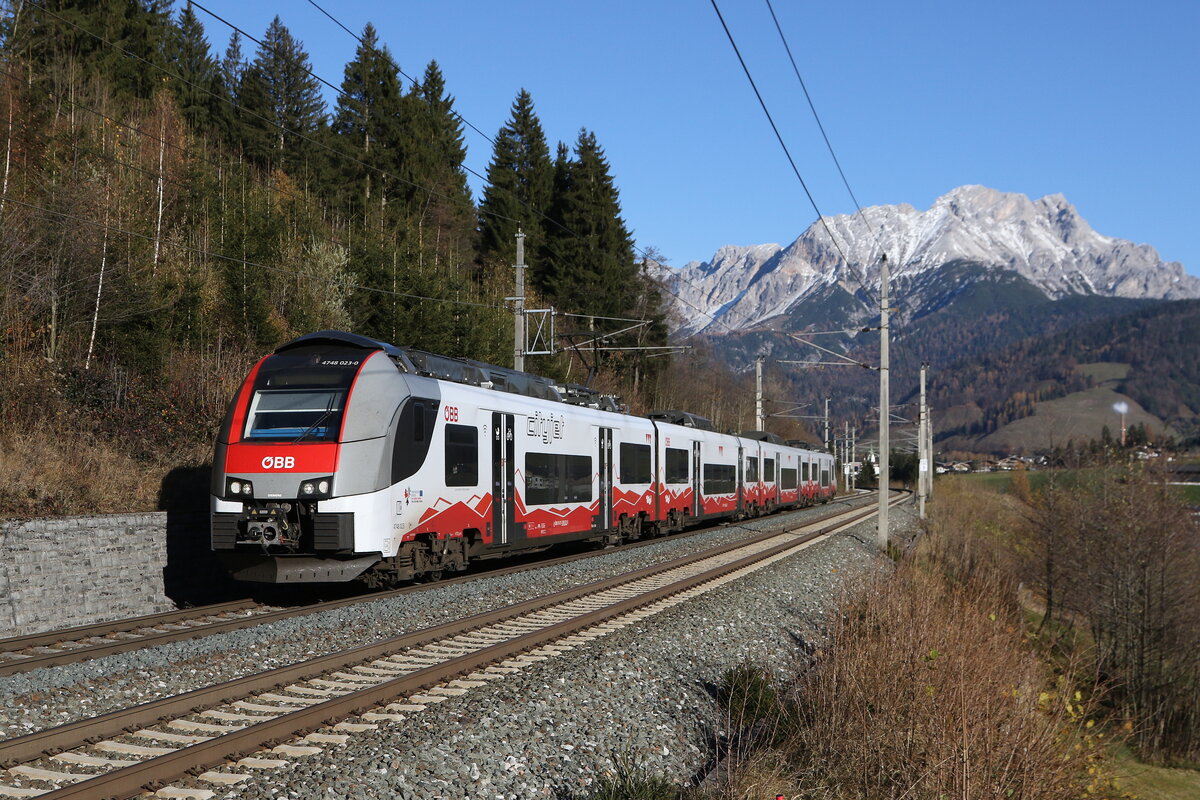 4748 023 aus Hochfifzen kommend am 8. November 2025 bei Pfaffenschwend in Tirol.