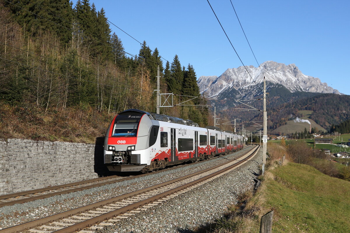 4748 026 war am 5. November 2025 bei Pfaffenschwend in Richtung St. Johann unterwegs.