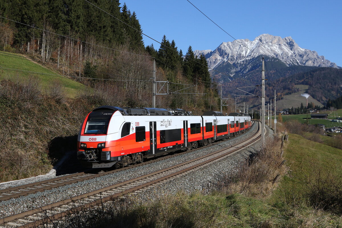 4748 044 war am 8. November 2025 bei Pfaffenschwend in Richtung St. Johann unterwegs.
