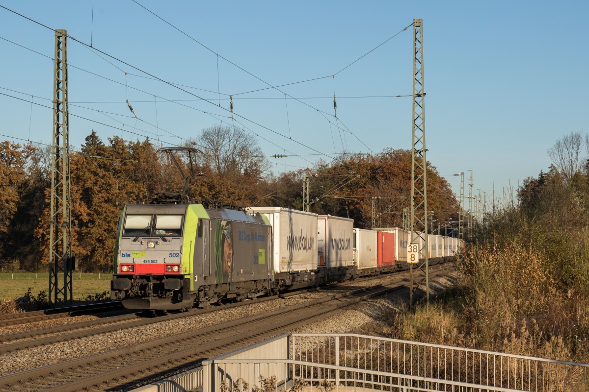 486 502 mit dem  EKOL -Zug am 3. November 2015 kurz vor �bersee am Chiemsee.