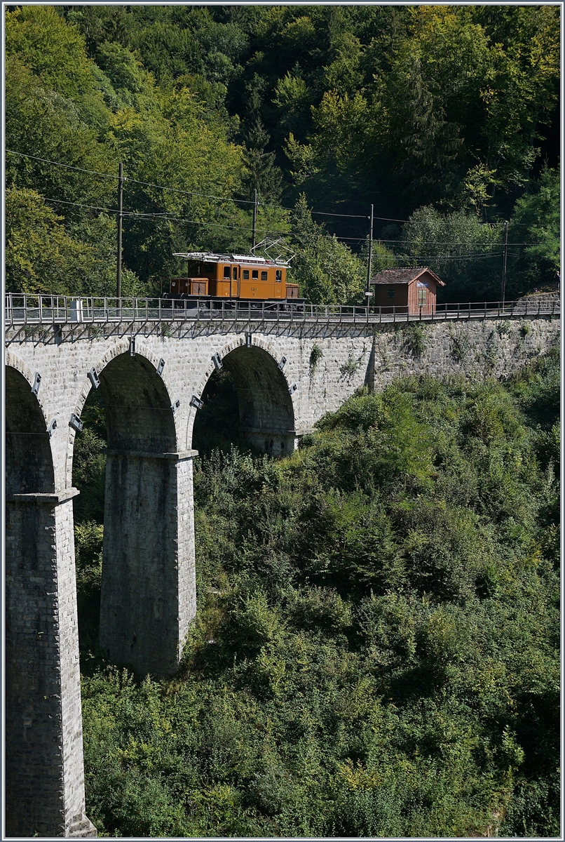 50 Jahre Blonay Chamby - MEGA BERNINA FESTIVAL: Das Viadukt über die Baye de Clarens ist eine einem dermassen schlechten Zustand, dass es neu gebaut werden muss und die bestehende Anlage nicht in Doppeltraktion befahren werden darf. Somit verabschiedet sich unsere Vorspannlok, die RhB Gastlok Ge 4/4 182, kurz vor der Brücke und fuhr in Alleinfahrt nach Vers-chez-Robert. 
9. Sept. 2018