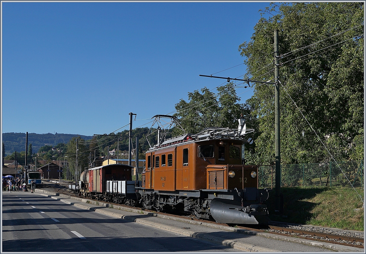 50 Jahre Blonay Chamby - MEGA BERNINA FESTIVAL: der Bernina Krokodil Ge 4/4 182 verlässt mit einem Güterzug Blonay. 

8. September 2018