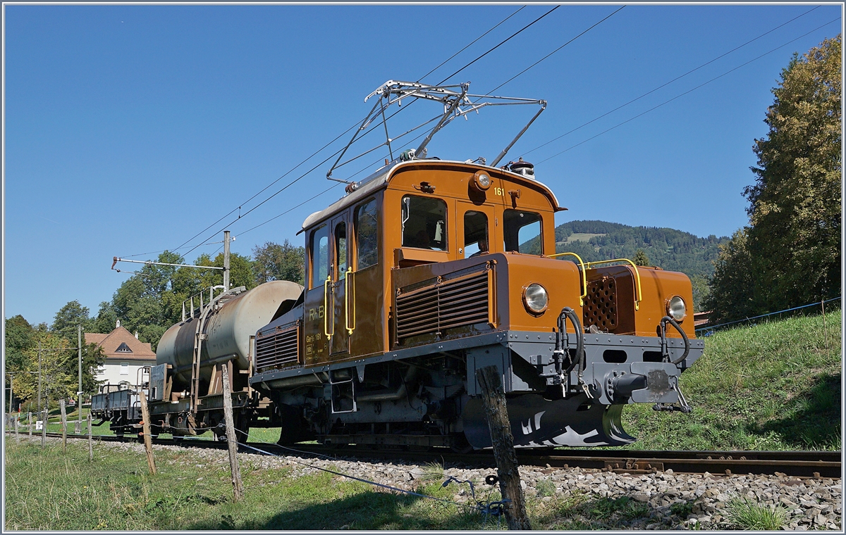 50 Jahre Blonay Chamby - MEGA BERNINA FESTIVAL: Die RhB Ge 2/2 161 als Gastlok mit einem kurzen Güterzug bei Chaulin.
9. Sept. 2018 