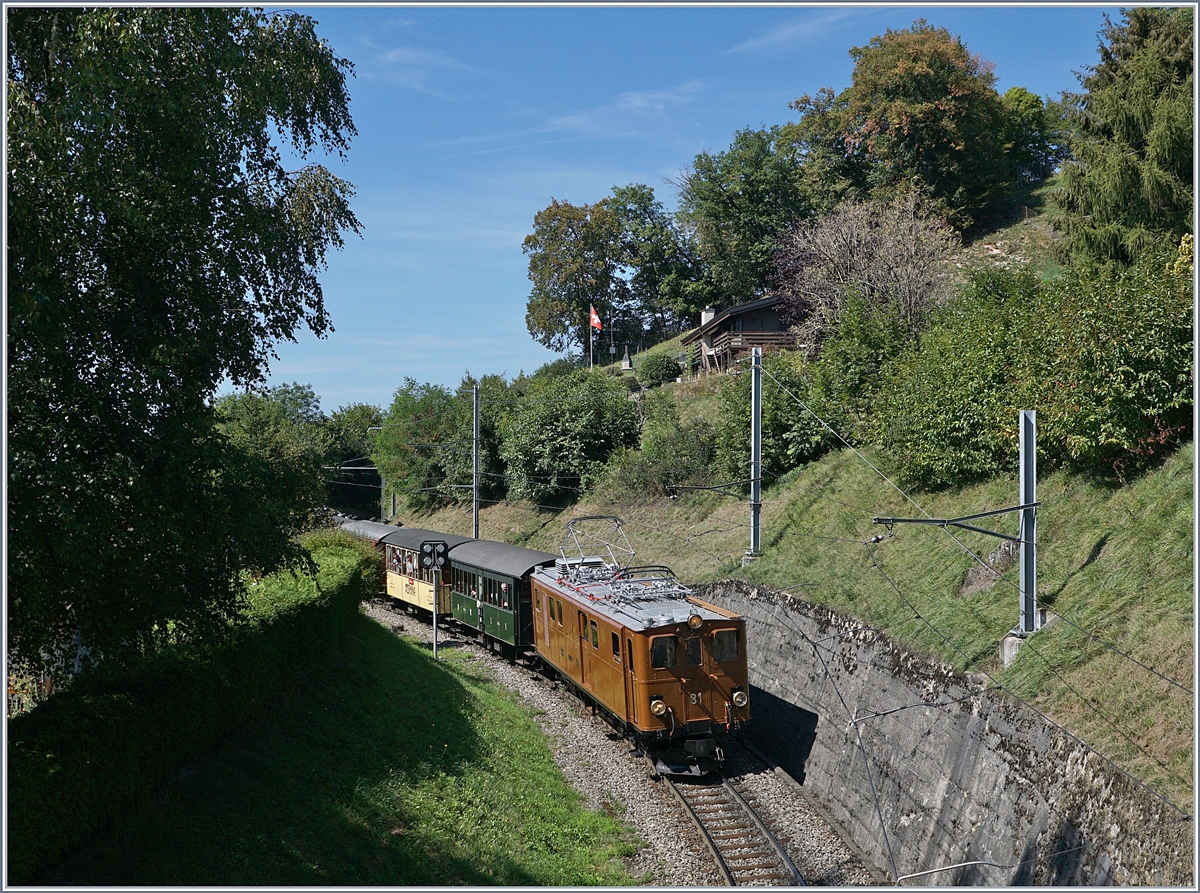 50 Jahre Blonay Chamby - MEGA BERNINA FESTIVAL: Da in St-Légier Gare durch den Bahnhofsumbau keine Kreuzungen mehr stattfinden konnten, fuhr an  Werktagen der Blonay-Chamby Riviera Belle Epoque Zug nach Montreux. Im Bild die B-C Bernina Bahn Ge 4/4 81 bei Sonzier auf der Fahrt nach Montreux am 8. Sept. 2018.
