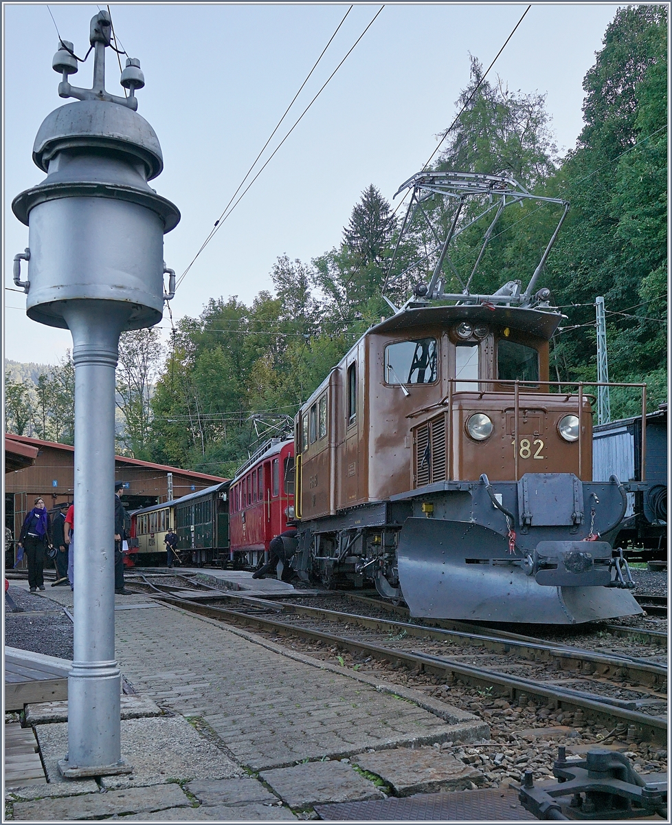 50 Jahre Blonay Chamby - MEGA BERNINA FESTIVAL Der erste Zug des Tages, ja des ganzen Bernina Festivals ist nun f�r die Fahrt nach Chamby und Montreux bereit.  
Chaulin, den 8. Sept. 2018