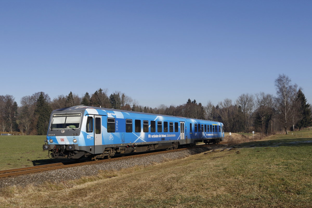 628 423-6 von der  G�ubodenbahn  war am 1. Januar 2017 auf der  Chiemgau-Bahn  zwischen Prien und Aschau im Einsatz. Unser erstes Foto aus 2017 zeigt in kurz vor dem Haltepunkt  Vachendorf .