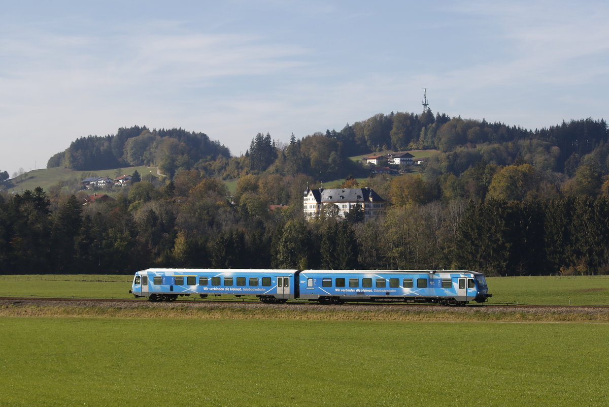 628 423 mit  Schloss Wildenwart  im Hintergrund am 26. Oktober 2018 bei Vachendorf.