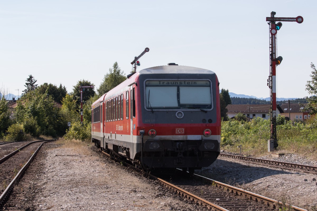 628 571 bei der Ausfahrt aus dem Bahnhof von H�rpolding in Richtung Traunstein am 16. August 2015.