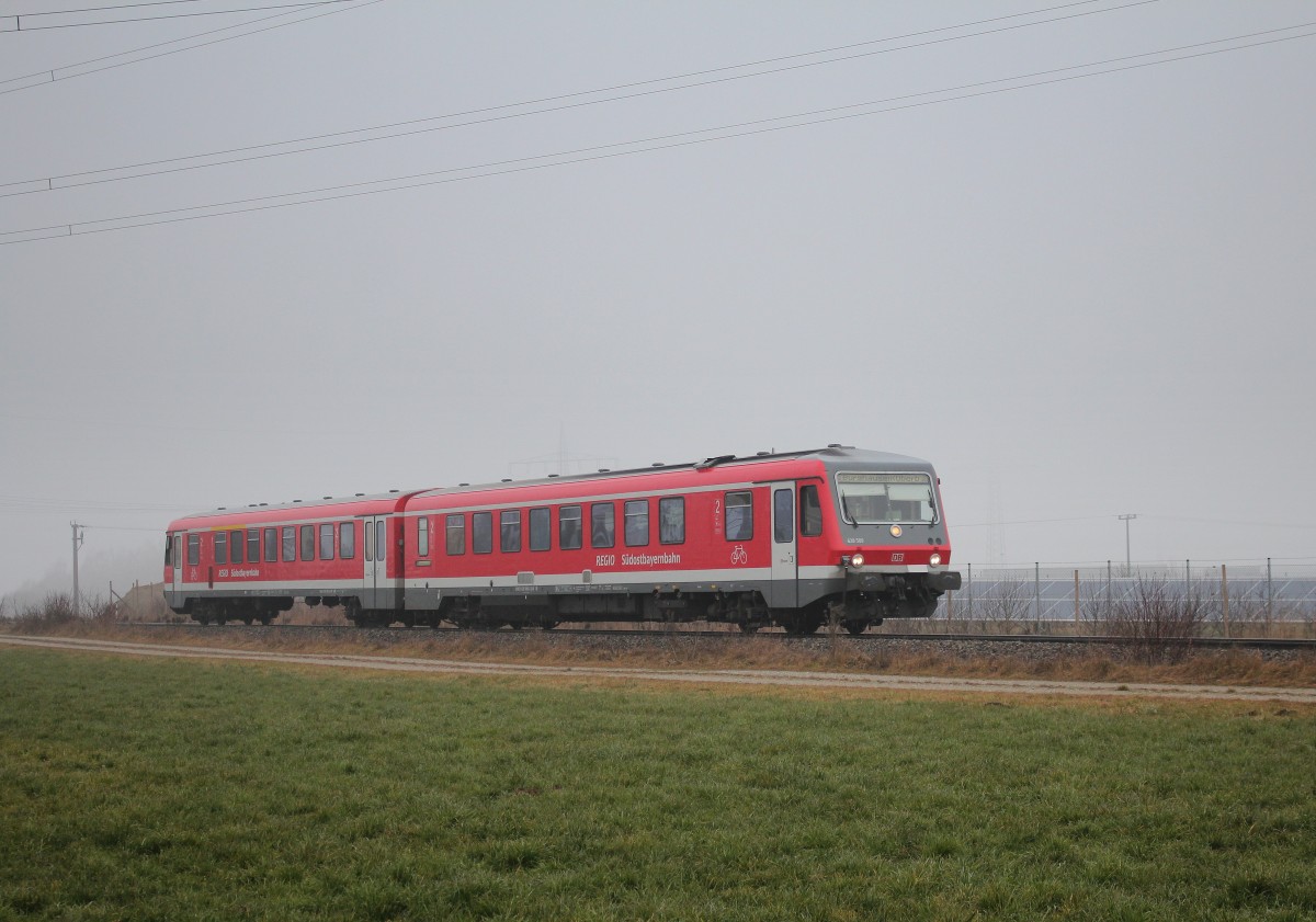 628 589 aus dem Nebel kommend auf der Fahrt nach Burghausen. Aufgenommen am 30. Dezember 2015 bei Pirach.