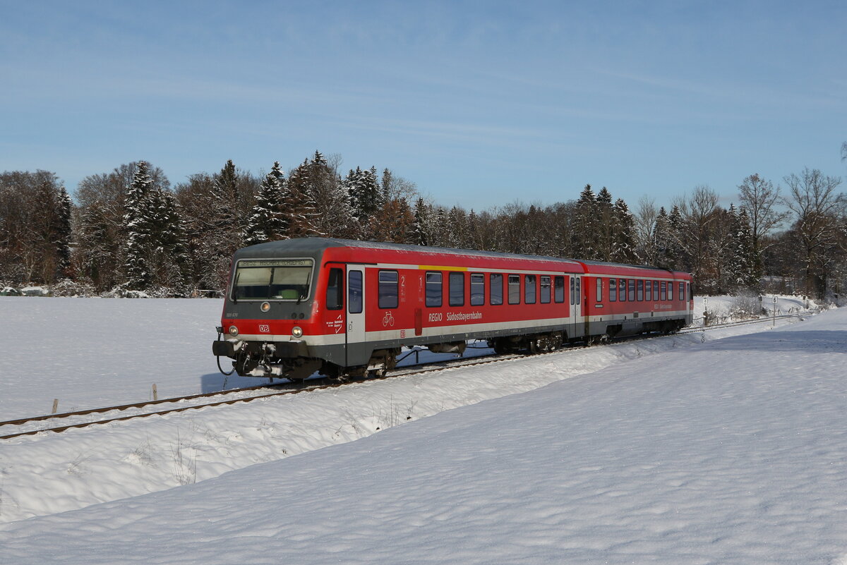 628 678 war am 13. Dezember 2022 auf der  Chiemgau-Bahn  zwischen Prien und Aschau im Einsatz. Aufgenommen kurz vor dem Haltepunkt  Vachendorf .